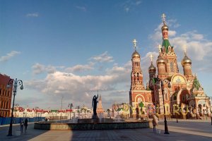 Фонтан Архангел Гавриил на площади Пресвятой Девы Марии